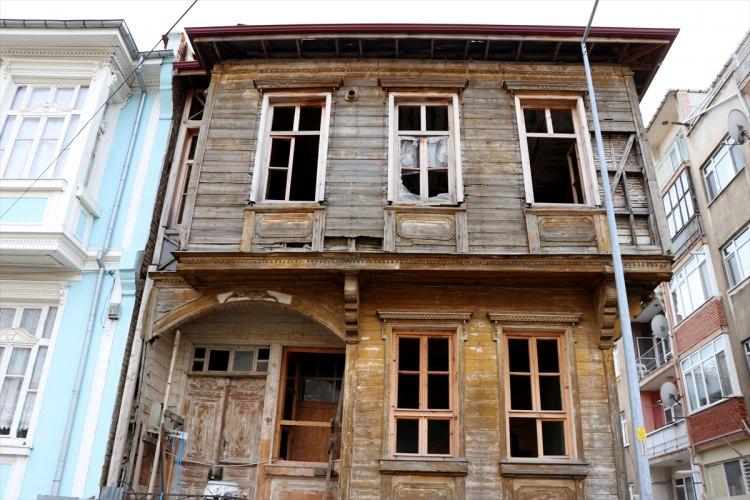 <p>Konaklarda oturanlarla birebir, kent dışında yaşayan konak sahipleriyle de iletişim kurularak restorasyon konusunda adımlar atılmaya başlandı.</p>
<p> </p>