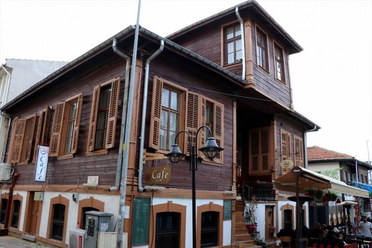 <p>Bir de Edirne'de konağı olan ancak kent dışında yaşayanlara, 'Bunu bize 25 yıllığına verin, bunu turizme açalım, siz Edirne'ye geldiğinizde de Edirne'de bir eviniz olsun.</p>