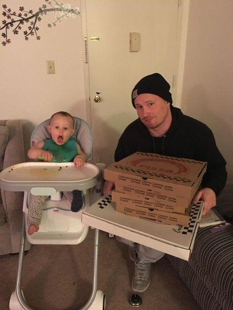 <p>Bebeği telefonla oynarken yanlışlıkla 94 dolarlık pizza siparişi vermiş!</p>