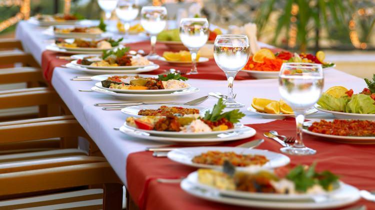 <p><strong>3.</strong> Kış düğünlerinde yemek sunumları daha özenli ve şık olmalıdır. Balık ve tavuk yerine kırmızı et ve sıcak tatlılar tercih edebilirsiniz. Davetlilere sıcak içeceklerin bulunduğu bir bölüm ve sigara kullananlar için ısıtılmış bir ortam hazırlayabilirsiniz. Ayrıca düğün menüsü başlangıç, ana yemek ve tatlı olarak en az üç aşamayı içermelidir.</p>
