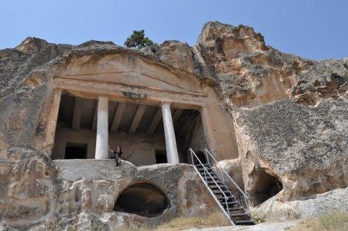 <p>Ufak bir tepe üzerindeki kale, özellikle güneş ve ayı aynı anda görebilen oyuklara sahip.</p>
