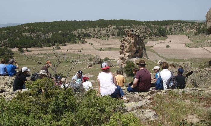 <p><strong>"ÜST KATINA ÇIKILMASI ÇOK TEHLİKELİ VE MÜSAADE EDİLMİYOR"</strong></p>

<p>Çukurca Mahallesi Muhtarı Lütfü Arslan Giray, Doğanlıkale’nin turizme tamamen kazandırılmasını istedi. Bölgenin çok değerli olduğunu ve yeterli ilginin gösterilmediğini dile getiren Giray, "Doğanlıkale Frigyalılar’dan kalma ve üst tarafında mezarlar var. İki katlı bir kale ve ara bölmeden üst kata çıkılabiliyor.</p>
