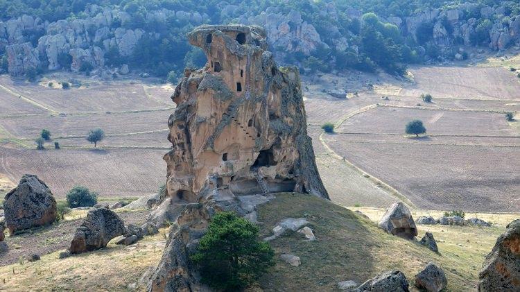 <p>Üst katında fıçı, kubbeli oda ve kral kızının yattığı mezar var. Bizim duyduğumuza göre üst katta berber odası olarak kullanılan bir bölüm de var. Zamanında kullanılmış bir lavabo da var. Tabii üst kata çıkıp görmek gerekiyor.</p>
