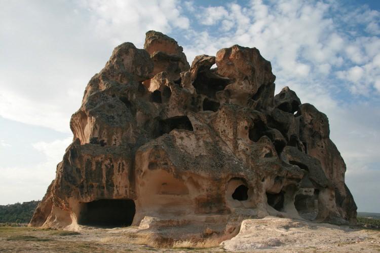 <p>Turistlerin akması için bakım ve yol çok önemli. Bu yolu gören turistler çoğu zaman gelmiyorlar. Bilhassa buraları kollamak için bir tane bekçi şart. Gelip buraları temizlemesi lazım, turist her zaman temizliği sever.</p>
