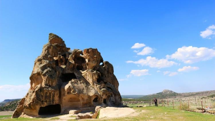 <p>Üst katına çıkılması çok tehlikeli ve müsaade edilmiyor. Çıkılması için halattan bir merdiven yapılması gerekiyor. Çünkü gelenlerin çıkıp görmesi lazım. Hakikaten de üst katı çok güzel" dedi.</p>
