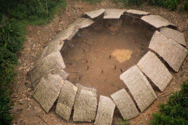 <p>Yüzlerce yerel kabilenin yaşadığı Venezuela-Brezilya sınırındaki Amazon ormanları gazeteciler tarafından görüntülendi. Amerika kıtasının keşfedilmesinin üzerinden 500 yıla yakın süre geçti.</p>

<p> </p>
