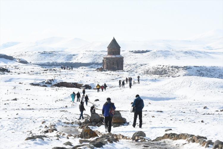 <p>Ankara'dan "Doğu Ekspresi" ve turlarla Kars'a gelen turistler, Cıbıltepe Kayak Merkezi, Çıldır Gölü, Sarıkamış Kayak Merkezi'nin gezdikten sonra, UNESCO Dünya Miras Listesi'nde yer alan Ani Örenyeri'ni geziyor.</p>

<p> </p>

