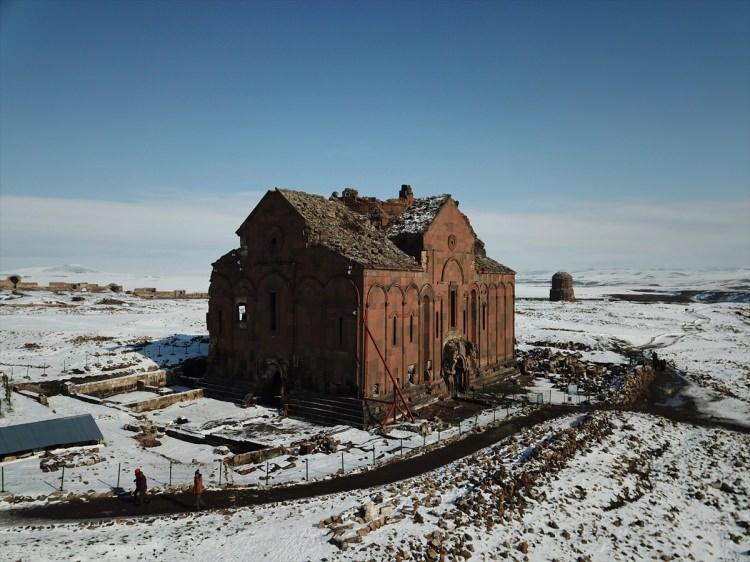 <p>Kış ayının gelmesiyle Kars'a akın eden yerli ve yabancı turistler, beyaz gelinliğini giyen Ani Örenyeri'ni gezerek fotoğraf çektiriyor. Ani'ye ilk defa gelen bazı vatandaşlar daha önceden gelmedikleri için üzüntülerini dile getirerek, herkesi bu güzellikleri görmeleri için davet ediyor.</p>

<p> </p>
