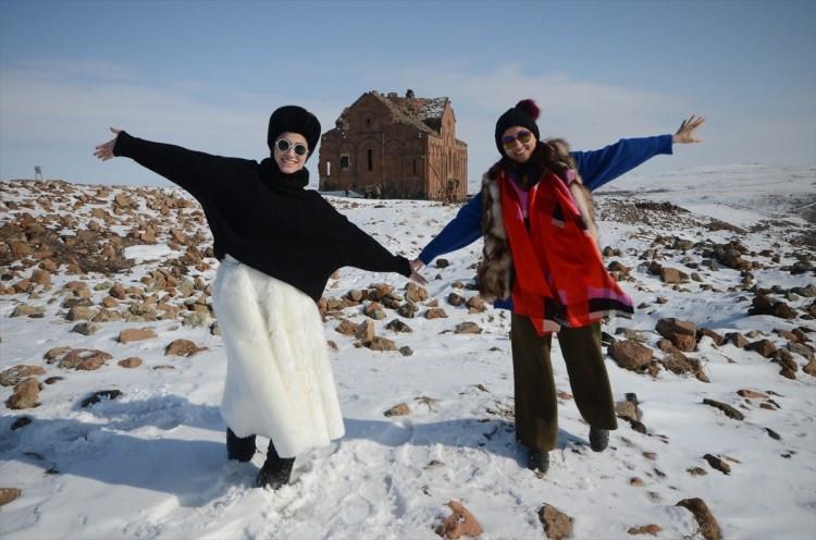 <p>"Dünya kenti" Ani'ye gelen yerli ve yabancı turistler, Anadolu'da yapılan ilk Türk camisi "Ebul Menucehr Camisi", "Amenaprgiç Kilisesi", "Ani", "Ani Katedrali", "Dikran Honentz Kilisesi", "Abugamir Pahlavuni Kilisesi" gibi eserler yoğun ilgi gösteriyor.</p>

<p> </p>
