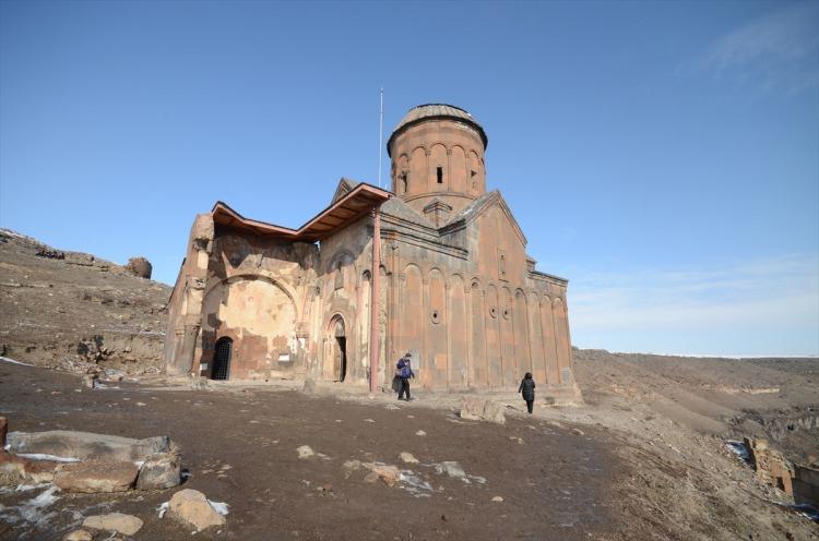 <p><strong>"Turist sayımız kış aylarında 3 katına çıktı"</strong></p>

<p>Kars Müze Müdürü Necmettin Alp, AA muhabirine yaptığı açıklamada, Ani örenyerindeki karşılama merkezi, donatı alanları, Kazı Evi ve benzeri yapı çalışmalarının Kültür ve Turizm Bakanlığının denetiminde sürdüğünü söyledi.</p>
