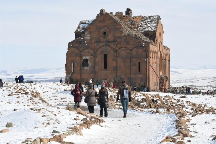 <p>Ani örenyerine gelen ziyaretçi sayısında ciddi bir artış olduğunu vurgulayan Alp, "Bu sene çok ciddi bir turist sirkülasyonu var. Kış sezonunda Doğu Ekspresi ile Kars'a yoğun bir ilgi var. Yerli ve yabancı ziyaretçiler Kars'ın tarihini, Sarıkamış'ı, Çıldır Gölü'nü görmek için yoğun bir şekilde Kars'a geliyorlar. Gelen turistler mutlaka Ani'yi de görüyorlar turist sayımız kış aylarında 3 katına çıktı.</p>

<p> </p>
