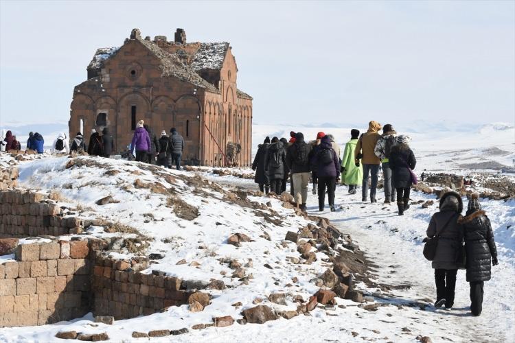 <p>Aynı hareketliliği inşallah önümüzdeki aylarda da görürüz. Ani'deki bu hareketlilik Ani'nin biraz daha hızlı restorasyonu koruma amaçlı imar planı kapsamındaki karşılama merkezinin tamamlanmasına da hızlı bir şekilde sebep olacak diye düşünüyorum." diye konuştu.</p>

<p> </p>
