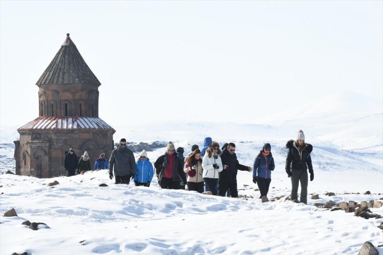 <p>Alp, ziyaretçilerin Anadolu'daki ilk Türk camisi Ebul Menucehr Camisi başta olmak üzere, Fethiye Cami, Büyük Katedral, resimli kilise yerli ve yabancı turistlerin en çok ilgisini çeken yapılar olduğunu belirtti.</p>

<p> </p>
