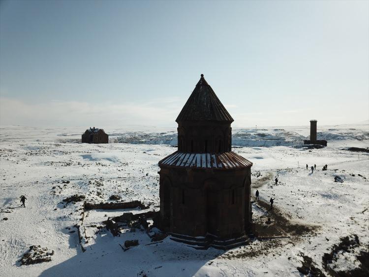 <p><strong>"Bu vatanı gezmek lazım her yerinde ayrı bir cennet ayrı bir güzellik var"</strong></p>

<p>Doğu Ekspresi ile Kars'a gelen öğretmen Merve Karaca Kars'ı çok beğendiklerini ve bir daha gelmek istediğini ifade ederek, "Doğu Ekspresi ile 25 saat süren bir yolculukla geldik çok memnun kaldık, çok güzeldi bir daha olsa yine yaparım. Kars'ın bu kadar güzel olduğunu bu kadar beklemiyordum özellikle Ani'yi yıkıntı olarak düşünmüştüm ama baya ayakta kalan yapılar var. Uzun yıllar bu eserlerin ayakta kalması bizi çok etkiledi ve çok beğendik." dedi.</p>
