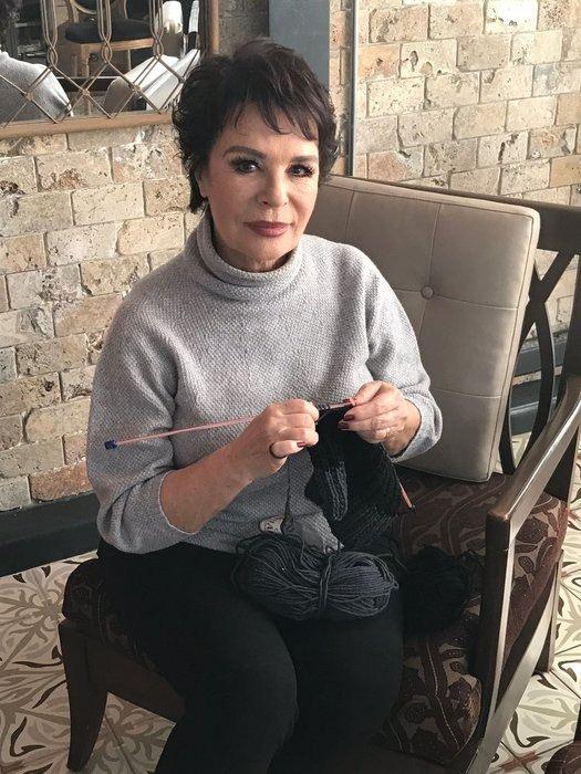 <p>Usta sanatçı Hülya Koçyiğit de Demet Akalın gibi örgü hareketine tam destek verdi. Örgüsünü örerken şöyle diyor: "Kendi canını, güzel vatanımız uğruna feda etmeyi göze alan bütün Mehmetçiklerimizin Allah yar ve yardımcısı olsun. Peygamber ocağındaki kahramanlarımıza sevgilerimi, şükranlarımı ve dualarımı gönderiyorum."</p>