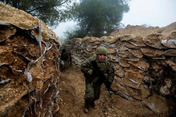 <p>Mehmetçiğimiz için atkıbere ören gençler arasında en çok erkekler takdiri hak ediyor. Farkındalık yaratmak ve bu harekete destek sağlamak için hepsi örgü örmeyi öğrenmiş.</p>