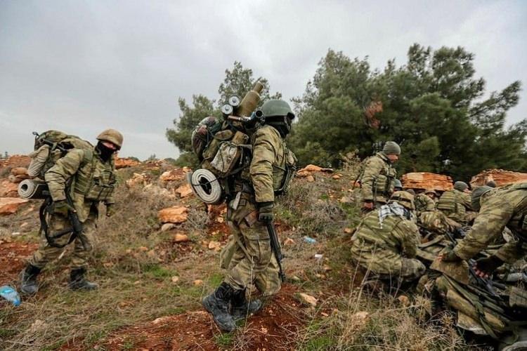 <p>Yarını Aydınlat'ın kurucusu Volkan Usanmaz, "Bu projeyle vatan için mücadele eden Silahlı Kuvvetler'imizin her zaman yanındayız. Askerlerimizin ablaları, kardeşleri ve akranları olarak, onlara küçük de olsa destek vermek istedik" diyor.</p>
