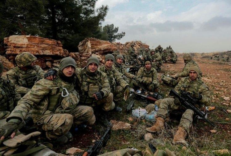 <p>İlmek ilmek örgü gibi döşenmişse yollar, her karışa gidecek gücümüz olmalı. Eğitimimiz tamamlanınca biz de askerlik görevimizi yerine getireceğiz. Vatanın her karış toprağı bizimdir ve her karışında görev yapmaya hazırız. Şimdilik sadece örgü örerek Mehmetçiğimizin yanında yer alabilsek de, yeri geldiğinde aynı cephede savaşarak yanlarında yer alacağız."</p>
