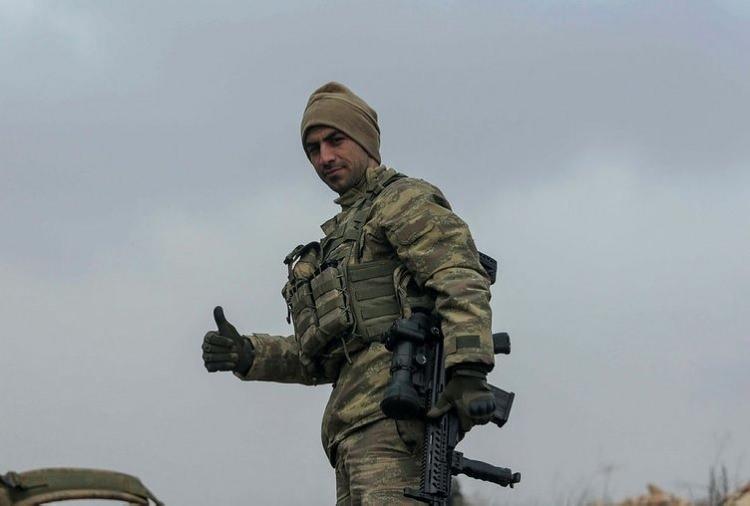 <p>Türk Silahlı Kuvvetleri, 20 Ocak 2018'de Suriye'nin kuzeydoğusundaki Afrin bölgesine yönelik Zeytin Dalı Operasyonu'nu başlattı. Harekatın temel hedefi; terör örgütü PKK'nın Suriye'deki uzantıları olan Demokratik Birlik Partisi (PYD) ve silahlı kanadı Halk Savunma Birlikleri'ni (YPG) Türkiye sınırından uzaklaştırmak ve Afrin bölgesini terörist unsurlardan arındırmak...</p>

