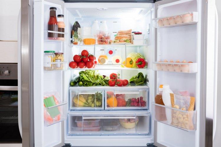 <p>Zayıflamak için yaptığınız diyet programları ve spor işe yaramıyor ise mutfak dolabınızda bulunan ürünleri gözden geçirmenizde fayda var. Sizler için buzdolabınızda bulunmaması gerekenler yiyecekleri araştırdık.</p>

<p><strong>İşte buzdolabınızda olmaması gerekenler...</strong></p>
