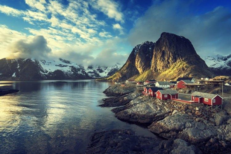 <p><strong>Reine Lofoten, Norveç </strong></p>

<p>Sadece 350 kişinin yaşadığı köyde her yıl yaz aylarında turistlerin ilgi odağı olsa da son derece sakin ve huzurlu bir bölge.  </p>
