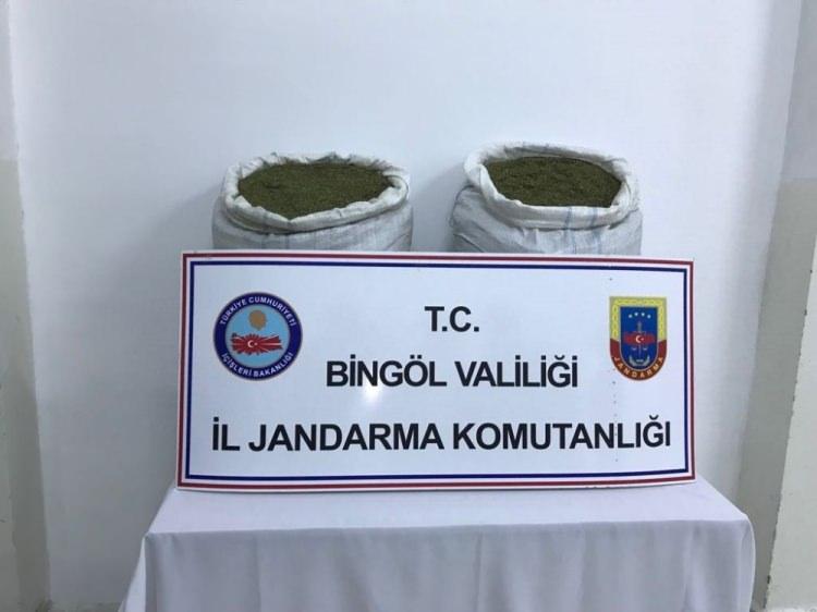 <p>Bingöl'ün Genç ilçesi kırsalında, güvenlik güçlerinin düzenlediği operasyon kapsamında, PKK'nın toprağa gömdüğü 600 patlayıcı ele geçirildi.</p>
