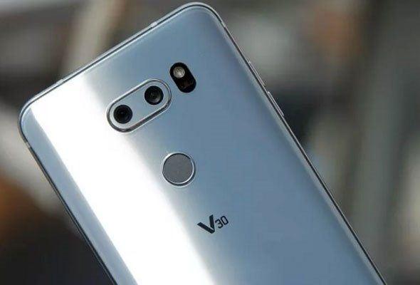 <p>Şirket, bu yılın ikinci yarısında da LG V30'un bir üst modeli olan LG V40 modelini tanıtacak.</p>
<p> </p>
<p> </p>