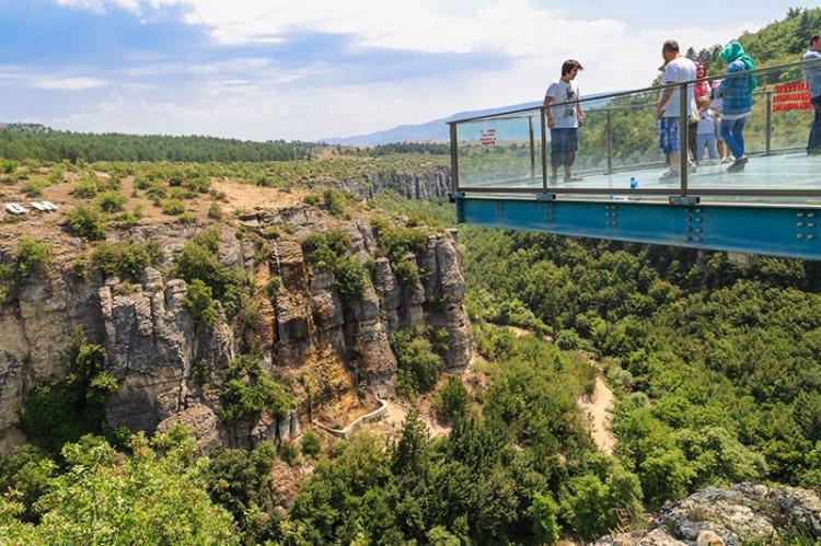 <p>"Bu, güvenlik açısından değil. İnsanlar teras üzerinde rahat hareket edebilsin, daha rahat manzarayı izleyebilsin, daha rahat fotoğraf çekilebilsin; diye ziyareti sınırlı sayıda tutuyoruz.</p>
