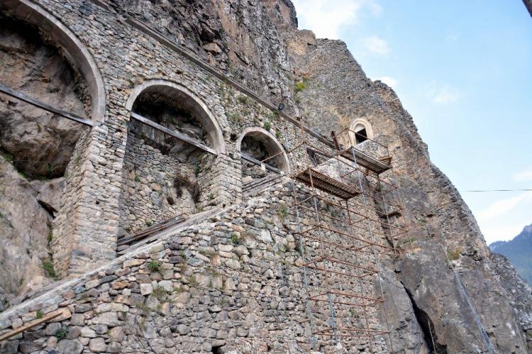 <p>Antik yolların da güvenliğini sağlamak için kurulduğu düşünülen şapel çam ve defne ağaçlarının arasında saklanmış olması rağmen diğer şapeller gibi geçmişte definecilerin hışmına uğramaktan kurtulamadığı gözlendi. </p>
