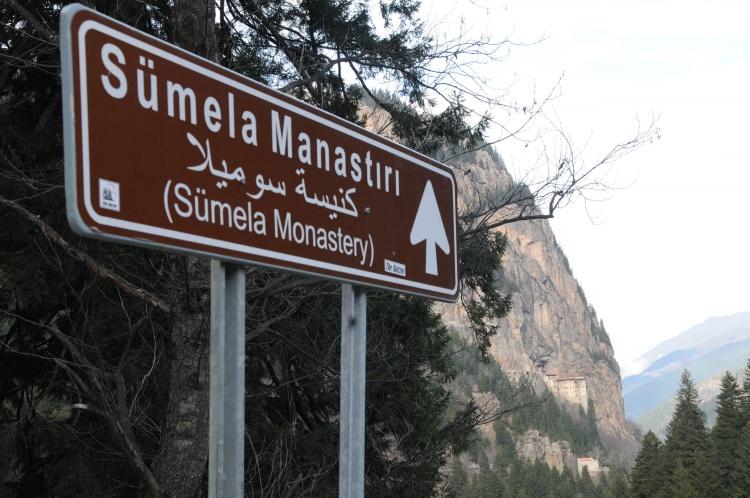 <p>’Gözetleme Şapeli’ ile ilgili İHA muhabirine açıklamalarda bulunan Karadeniz Teknik Üniversitesi (KTÜ) Uluslararası İlişkiler Bölümü Siyasi Tarih Anabilim Dalı Öğretim Üyesi Doç. Dr. İsmail Köse, Sümela Manastırı’nın Komnenoslar’ın ileri karakolu olduğunu belirterek manastırın etrafında ve ormanlığın içerisinde halen daha bazı yapılara rastlandığını söyledi.</p>