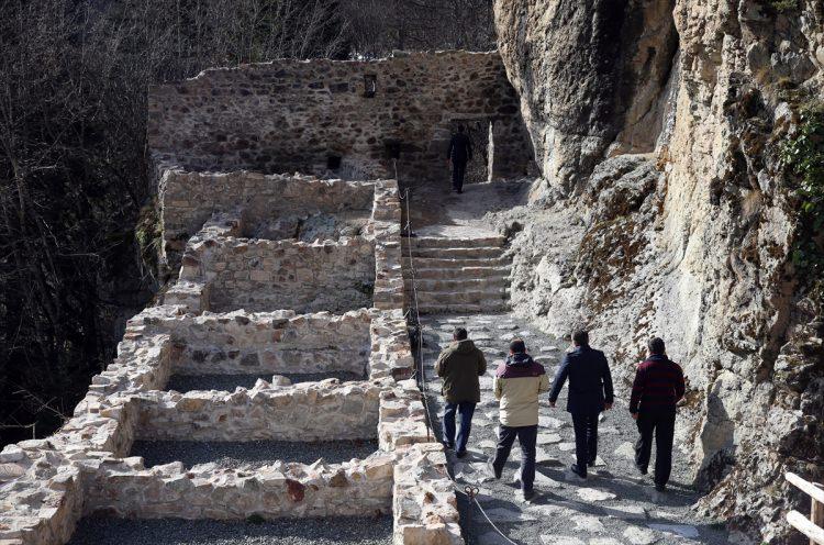 <p>‘Gözetleme Şapeli’nin Kapadokya’daki yamaçlara kurulmuş küçük kiliseleri andırdığını dile getiren Köse, “Şapelin yapılış tarzı, yer seçimi ve mimarisi Kapadokya üslubunu hatırlatır niteliktedir.</p>