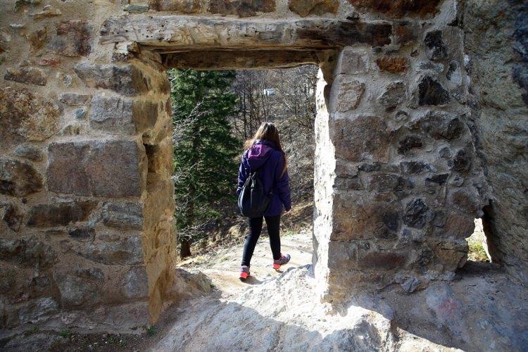 <p>İçinde halen fresk kalıntıları bulunan şapelin, fresklerinin üslubu keşiş hücreleri üst kısımdaki şapeldeki basit stili ile benzerdir.</p>
