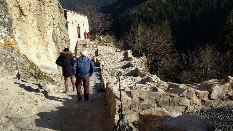 <p>Gözetleme şapelinin ibadet yeri olarakta hizmet verdiğini dile getiren Köse, “Çam ve defne ağaçlarının arasında saklanmış olmasına rağmen bu şapel de maalesef anıları ile birlikte definecilerin hışmına uğramaktan kurtulamamıştır.</p>