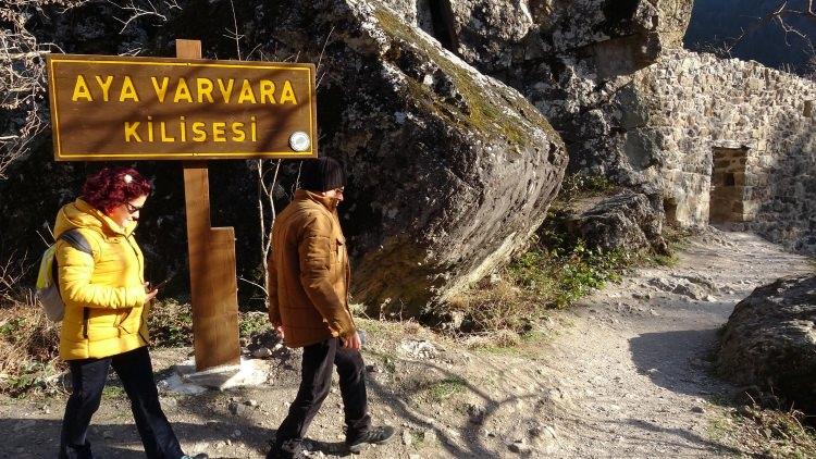 <p>Defineciler tarafından tahrip edilen şapelin, beşik tonoz örtüsü ve giriş yönündeki duvarı tamamen yıkılmakla birlikte, apsisindeki İsa figürü boyamasının çok az bir kısmı görülebilir durumdadır."</p>