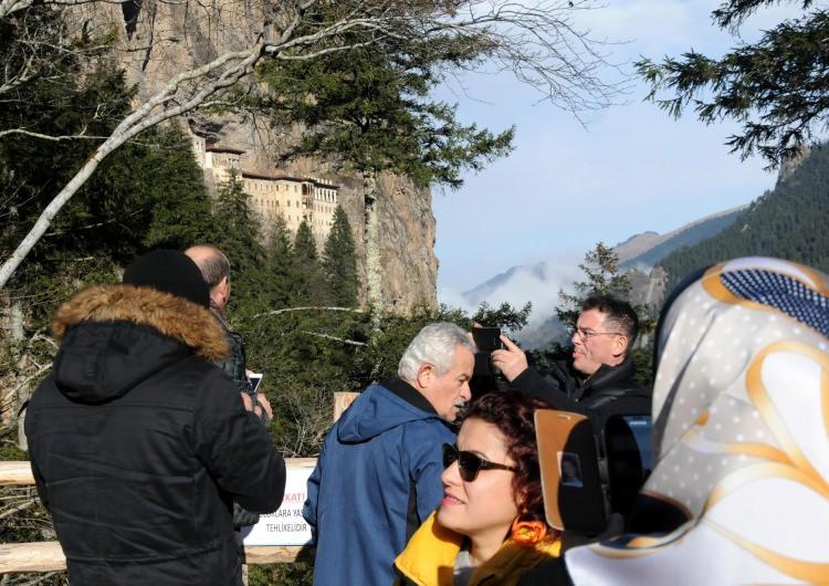 <p>"Sümela’nın karşısında ıssız bir noktada inşa edilen şapel, gözetleme kulesi görevinin yanında keşişler için ibadet yeri olarak dahi hizmet etmiş olmalıdır.</p>
