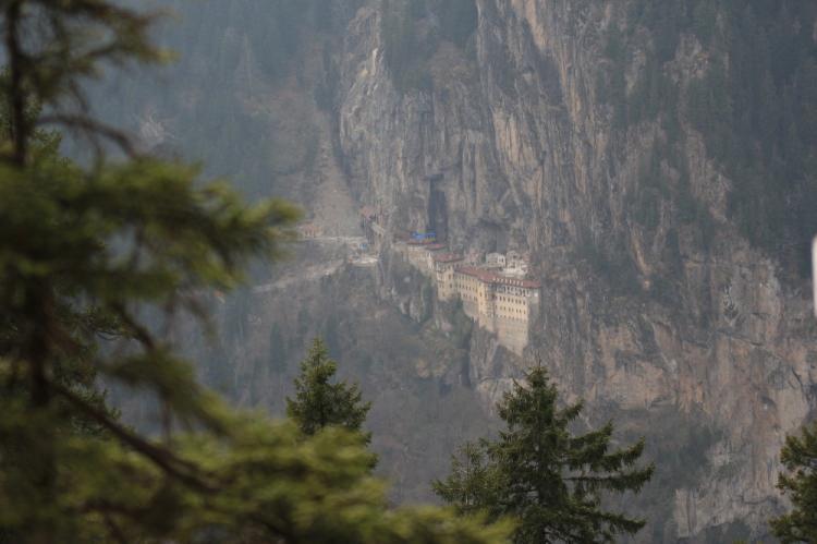 <p>"Bugün kullanılmakta olan karayollarını yok sayarsak, 4. yüzyıllarda sırf bir Manastır kurmak için Sümela’nın bulunduğu sarp kayaya tırmanılması pek anlam ifade etmemektedir.</p>