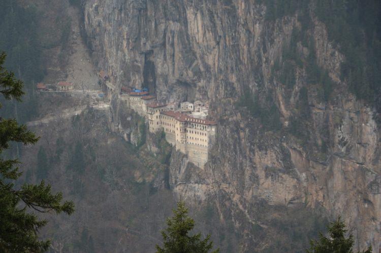 <p>Kaldı ki, o dönemde Trabzon’dan Sümela’nın bulunduğu bölgeye hiçbir yol kullanılmadan varılması en az bir hafta sürecektir.</p>