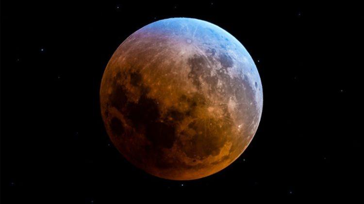 <p>'Kanlı Ay' , 'Mavi Ay' ve 'Süper Ay' tutulması için nefesler tutuldu. En son 132 yıl önce yaşanan doğa olayının 31 Ocak tarihinde görülmesi bekleniyor. Peki tarihi an Türkiye'den izlenecek mi? Süper ay, kanlı ay ve mavi ay tutulması saat kaçta başlıyor? İşte binlerce kişinin heyecanla beklediği ay tutulması ile ilgili merak edilenler...</p>

