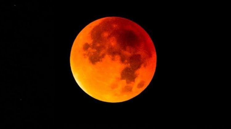 <p>En son 1886 yılında görüldüğü düşünülen doğa olayının 31 Ocak tarihinde gerçekleşmesi bekleniyor. Peki 'Kanlı Ay' , 'Mavi Ay' ve 'Süper Ay' tutulması Türkiye'den izlenebilecek mi? 'Kanlı Ay' , 'Mavi Ay' ve 'Süper Ay' nedir?</p>

<p> </p>
