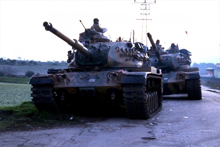<p>Suriye sınırında konuşlu birliklere takviye amaçlı gönderilen askeri araçlar Kilis'e geldi.</p>

<p> </p>
