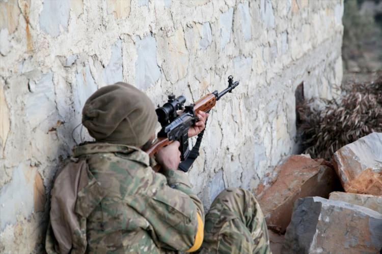 <p>Türk Silahları Kuvvetleri (TSK) ve Özgür Suriye Ordusu (ÖSO), Zeytin Dalı Harekatı kapsamında Afrin'in batısında bulunan Racu beldesine bağlı Alkana köyünü PYD/PKK'dan ele geçirdi. Operasyona katılan ÖSO mensupları (fotoğrafta) görülüyor.</p>

<p> </p>
