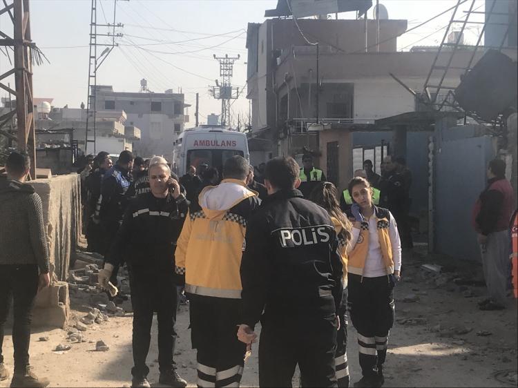 <p>Terör örgütü YPG-PYD kontrolündeki Suriye'nin Afrin bölgesinden atılan roketlerden biri Hatay'ın Reyhanlı ilçesindeki bir eve düştü. Saldırıda 17 yaşındaki bir kız çocuğu hayatını kaybetti, 1 kişi yaralandı. </p>

<p> </p>
