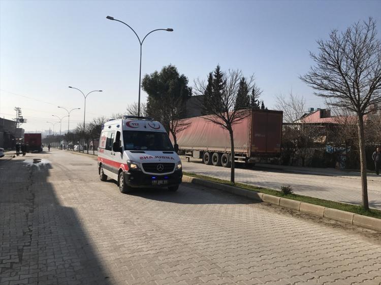 <p>Türk Silahlı Kuvvetlerinin "Zeytin Dalı Harekatı"nı yürüttüğü Suriye'nin Afrin bölgesinden teröristler tarafından atılan roketlerden biri Reyhanlı ilçesi Gültepe Mahallesi'nde bir eve isabet etti.</p>
