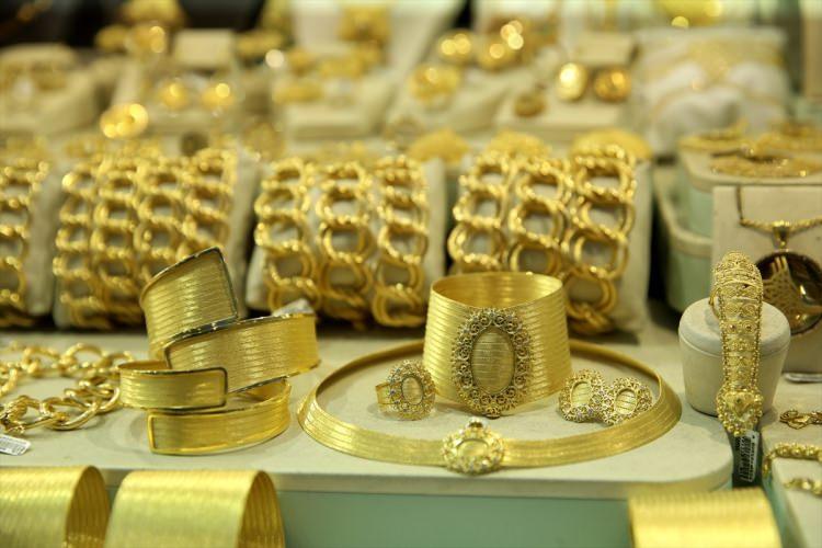 <p>Halen satışta olan ürünlerde Türk Patent'in işaretinin yer aldığına dikkati çeken Yazıcı, "Şimdi yeni bir çalışma olarak hasırların üzerine hologram eklenecek. Paraların üzerinde yer alan ve bütün bilgileri içinde barındıran hologram sayesinde hasırın orijinal olup olmadığı öğrenilecek. Mağazacı da hologramlı ürünleri müşteriye satmak zorunda. Böylelikle ikinci elle mücadele konusunda son derece önemli bir sonuç alacağımızı düşünüyorum." diye konuştu.</p>
<p> </p>