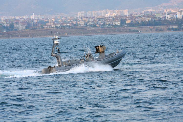 <p><strong>İNSANLI YA DA İNSANSIZ</strong></p>
<p>Modüler yapıdaki sistem birimleri, envanterdeki mevcut botların üzerine kolaylıkla takılabilecek şekilde tasarlandı.</p>
<p>Yüksek süratli ve dayanıklı RHIB (Rigid-Hull Inflatable Boat) platformunda geliştirilen ve insansız ya da insanlı olarak kullanılabilen sistem, modüler altyapısı sayesinde, farklı platformlar ile kolayca entegre olabiliyor.</p>