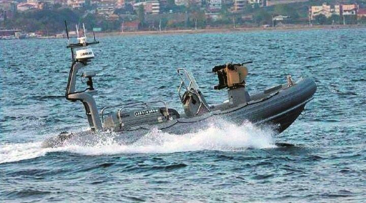 <p><strong>UZAKTAN KUMANDALI SİLAH SİSTEMİ</strong></p>
<p>Hassas stabilize yönlendiricili TV/ Termal gözetleme sistemi ve seyir radarı ile gece/gündüz faaliyet gösterebilen sisteme, kritik görevleri gerçekleştirmek için uzaktan kumandalı silah sistemi de entegre ediliyor.</p>
<p>Levent, taşınabilir ya da gemiye veya sabit tesise konuşlandırılabilecek özellikteki ağ tabanlı kontrol konsolu ile tüm fonksiyonlarıyla uzaktan kontrol edilebiliyor.</p>
<p>Kontrol konsolu gemi ağına ya da komuta kontrol sistemlerine entegre edilerek kullanılabiliyor.</p>