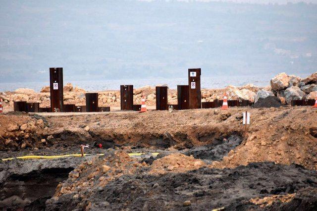 <p><strong>DÜNYANIN EN UZUN ASMA KÖPRÜSÜ OLACAK</strong></p>

<p>1915 Çanakkale Köprüsü, ayakları arasındaki açıklık 2 bin 23 metre. Köprü bu özelliği ile dünyanın en uzun asma köprüsü olacak. Köprü tabliyeleri 36 metre genişlikte ve 5 metre yükseklikte planlanıyor. Köprünün toplam boyu ise 3 bin 869 metre olacak. Köprü üzerinde 2x3 taşıt şeridi bulunacak. </p>
