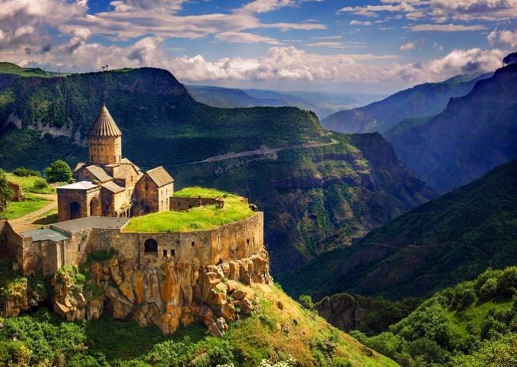 <p>Ermenistan</p>

<p>Kapıda vize uygulaması var.</p>

