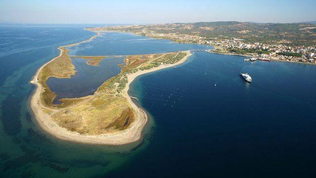 <p>İstanbul-Tekirdağ-Çanakkale-Balıkesir hattı boyunca uzanacak otoyol güzergahı ve bu kapsamda inşa edilmesi planlanan 1915 Çanakkale Köprüsü'nün bölgenin gayrimenkul piyasasını etkileyen en önemli aktör haline geldiğini ifade eden Maya, projenin etkilerinin son 2 yıldır daha çok konuşulmaya başlandığını söyledi.</p>
<p> </p>