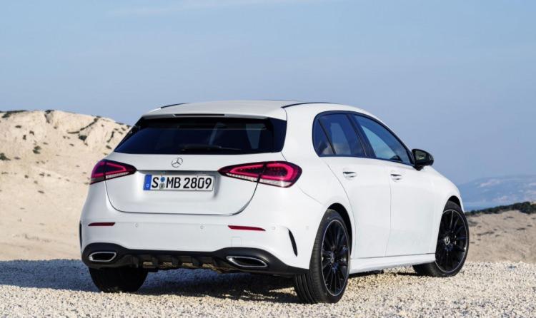 <p>Bu motora ek olarak M 260 olarak kodlandırılmış olan 2.0 litrelik turboşarjlı 4 silindirli 221 beygir güç ve 350 Nm tork üreten bir motoru da görmekteyiz.</p>
